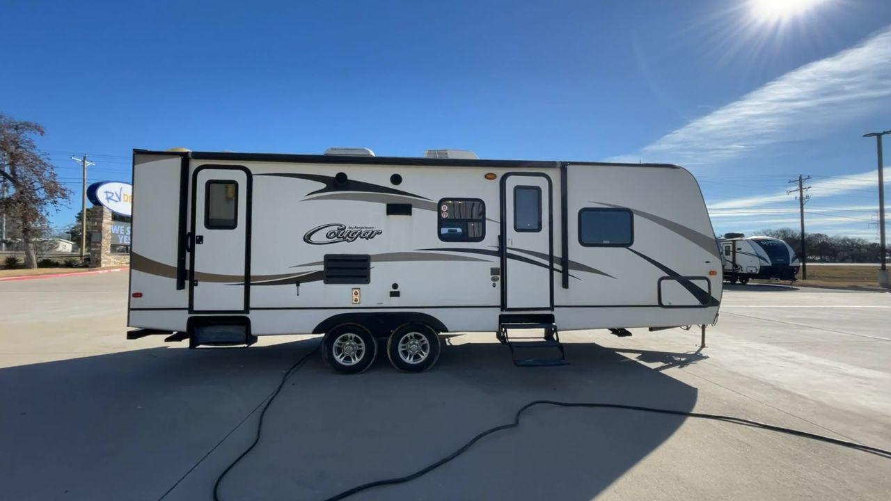 2014 WHITE KEYSTONE COUGAR MDL 260RB (4YDT26027EV) , Length: 29.67 ft. | Dry Weight: 5,065 lbs. | Slides: 1 transmission, located at 4319 N Main St, Cleburne, TX, 76033, (817) 678-5133, 32.385960, -97.391212 - Photo #2