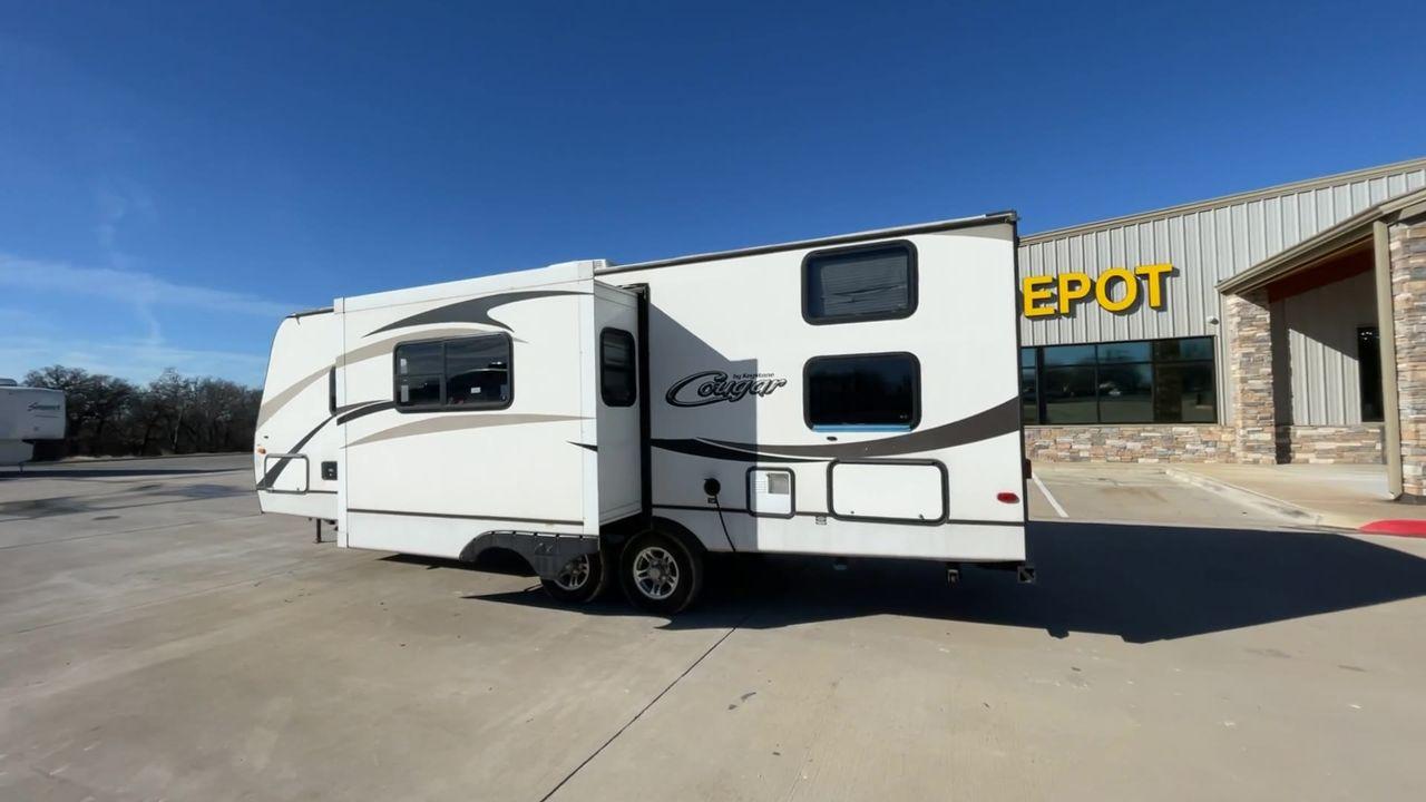2014 WHITE KEYSTONE COUGAR MDL 260RB (4YDT26027EV) , Length: 29.67 ft. | Dry Weight: 5,065 lbs. | Slides: 1 transmission, located at 4319 N Main St, Cleburne, TX, 76033, (817) 678-5133, 32.385960, -97.391212 - Photo #7