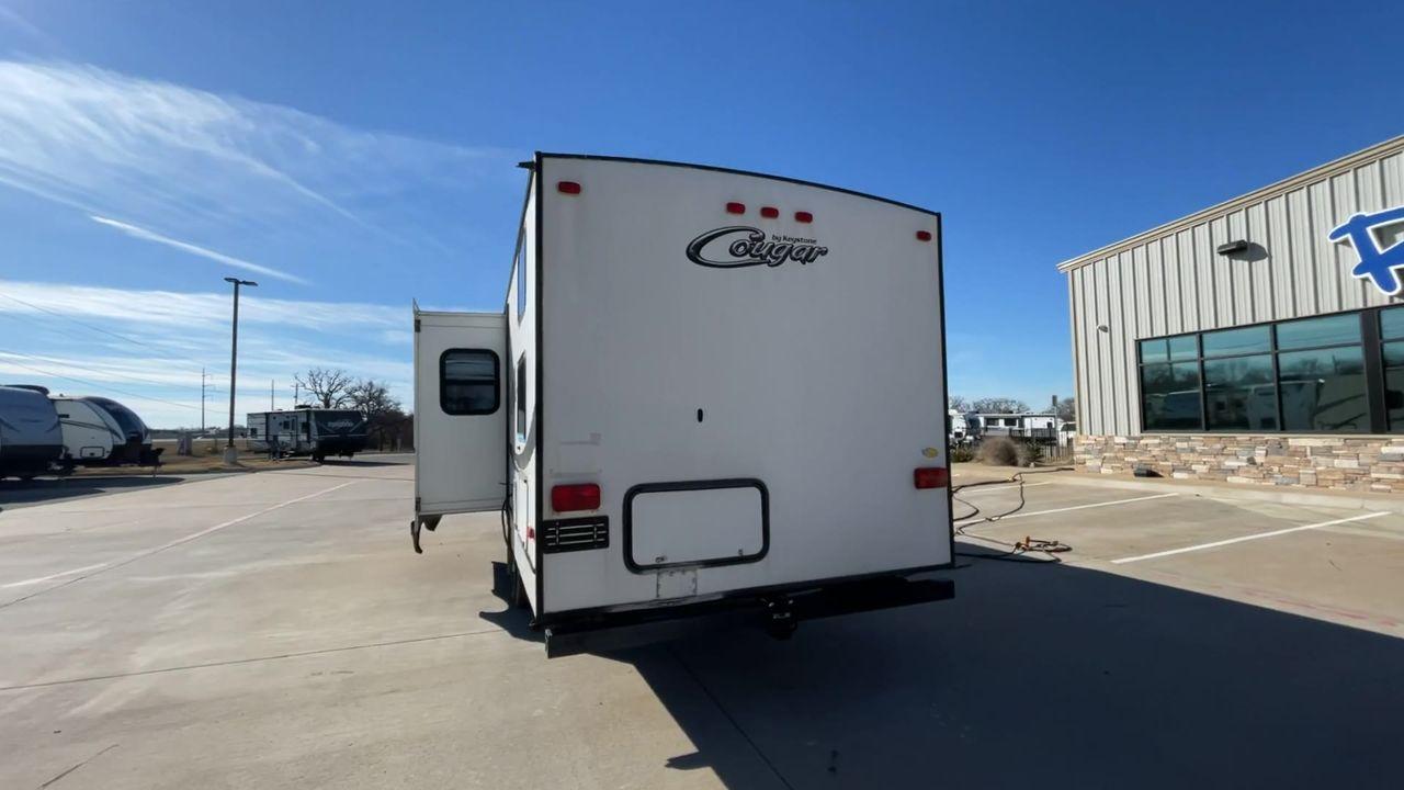 2014 WHITE KEYSTONE COUGAR MDL 260RB (4YDT26027EV) , Length: 29.67 ft. | Dry Weight: 5,065 lbs. | Slides: 1 transmission, located at 4319 N Main St, Cleburne, TX, 76033, (817) 678-5133, 32.385960, -97.391212 - Photo #8