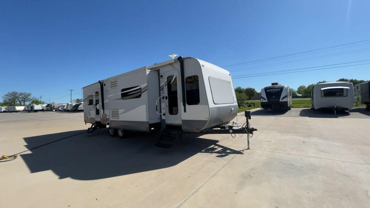 2013 GRAY HEARTLAND OPEN RANGE 288FLR - (5XMTL3726D2) , Length: 33.5 ft | Dry Weight: 7,480 lbs. | Gross Weight: 9,800 lbs. | Slides: 3 transmission, located at 4319 N Main St, Cleburne, TX, 76033, (817) 678-5133, 32.385960, -97.391212 - Photo #3