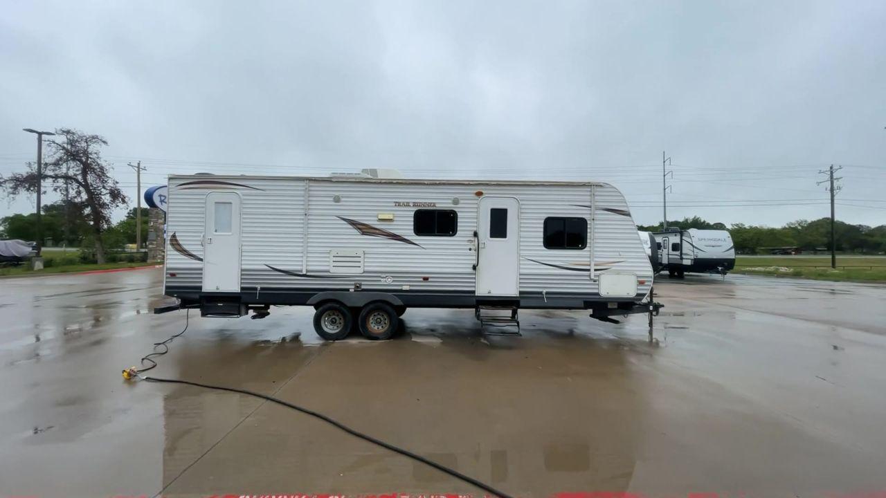 2013 TRAIL RUNNER 29FQBS (5SFEB3228DE) , Length: 32.33 ft. | Dry Weight: 6,724 lbs. | Slides: 1 transmission, located at 4319 N Main St, Cleburne, TX, 76033, (817) 678-5133, 32.385960, -97.391212 - This 2013 Trail Runner 29FQBS is a single-slide travel trailer measuring approximately 32.33 feet long. It has a dry weight of 6,724 lbs. and a carrying capacity of 2,276 lbs. It also has a manageable hitch weight of 738 lbs. As you enter the camper, you will find the kitchen section immediately to - Photo #2