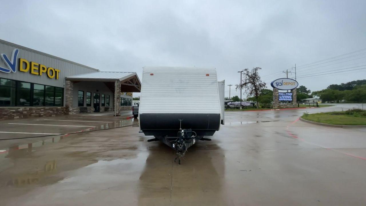 2013 TRAIL RUNNER 29FQBS (5SFEB3228DE) , Length: 32.33 ft. | Dry Weight: 6,724 lbs. | Slides: 1 transmission, located at 4319 N Main St, Cleburne, TX, 76033, (817) 678-5133, 32.385960, -97.391212 - This 2013 Trail Runner 29FQBS is a single-slide travel trailer measuring approximately 32.33 feet long. It has a dry weight of 6,724 lbs. and a carrying capacity of 2,276 lbs. It also has a manageable hitch weight of 738 lbs. As you enter the camper, you will find the kitchen section immediately to - Photo #4