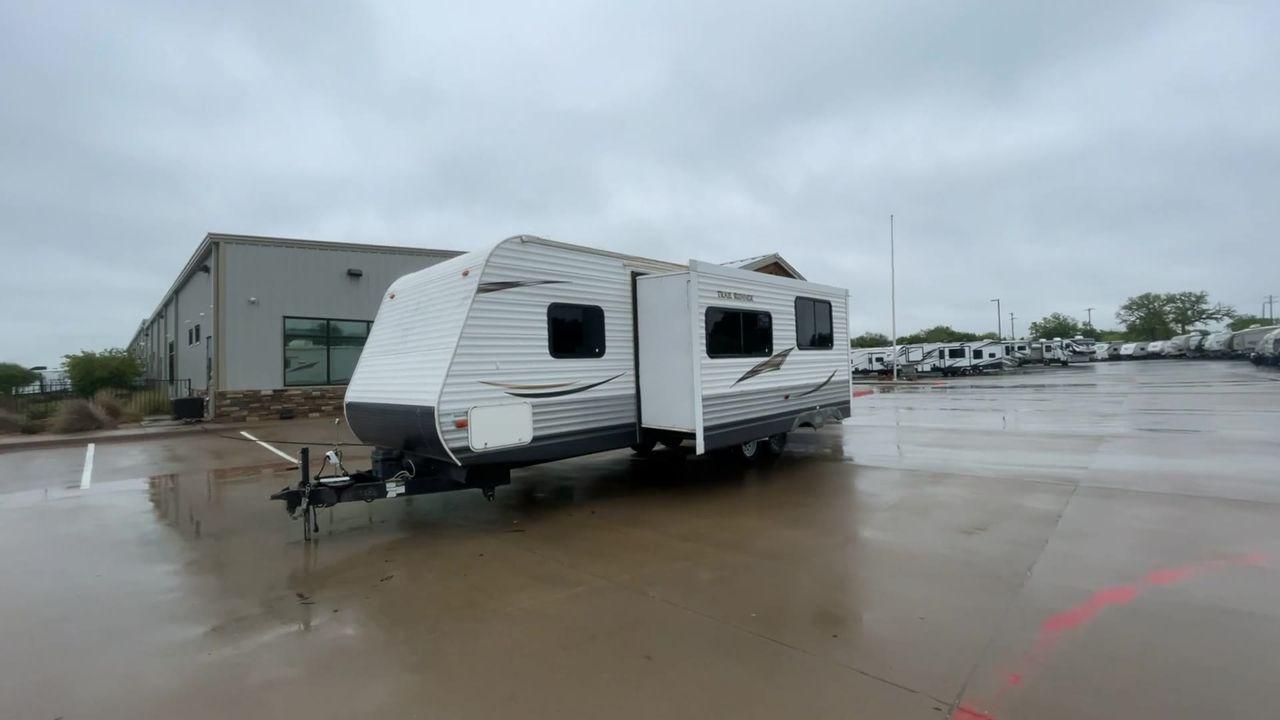 2013 TRAIL RUNNER 29FQBS (5SFEB3228DE) , Length: 32.33 ft. | Dry Weight: 6,724 lbs. | Slides: 1 transmission, located at 4319 N Main St, Cleburne, TX, 76033, (817) 678-5133, 32.385960, -97.391212 - This 2013 Trail Runner 29FQBS is a single-slide travel trailer measuring approximately 32.33 feet long. It has a dry weight of 6,724 lbs. and a carrying capacity of 2,276 lbs. It also has a manageable hitch weight of 738 lbs. As you enter the camper, you will find the kitchen section immediately to - Photo #5