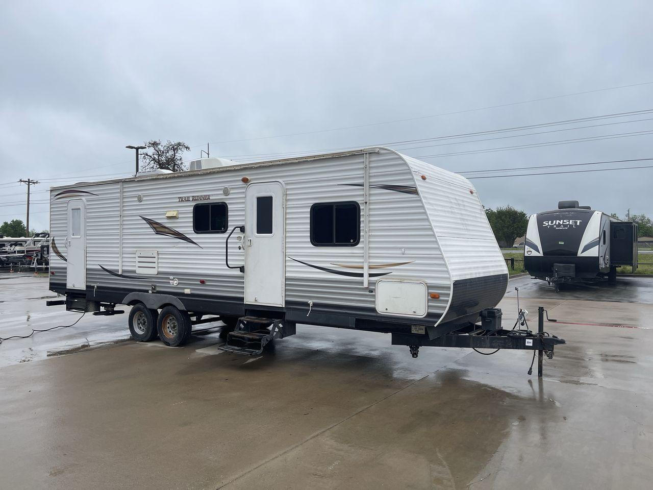 2013 TRAIL RUNNER 29FQBS (5SFEB3228DE) , Length: 32.33 ft. | Dry Weight: 6,724 lbs. | Slides: 1 transmission, located at 4319 N Main St, Cleburne, TX, 76033, (817) 678-5133, 32.385960, -97.391212 - This 2013 Trail Runner 29FQBS is a single-slide travel trailer measuring approximately 32.33 feet long. It has a dry weight of 6,724 lbs. and a carrying capacity of 2,276 lbs. It also has a manageable hitch weight of 738 lbs. As you enter the camper, you will find the kitchen section immediately to - Photo #22