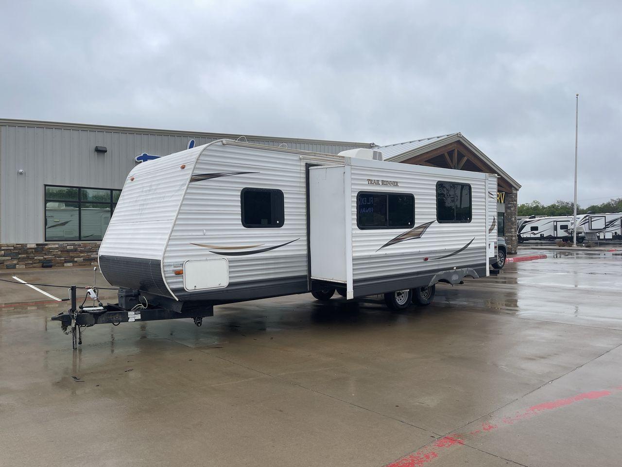 2013 TRAIL RUNNER 29FQBS (5SFEB3228DE) , Length: 32.33 ft. | Dry Weight: 6,724 lbs. | Slides: 1 transmission, located at 4319 N Main St, Cleburne, TX, 76033, (817) 678-5133, 32.385960, -97.391212 - This 2013 Trail Runner 29FQBS is a single-slide travel trailer measuring approximately 32.33 feet long. It has a dry weight of 6,724 lbs. and a carrying capacity of 2,276 lbs. It also has a manageable hitch weight of 738 lbs. As you enter the camper, you will find the kitchen section immediately to - Photo #23