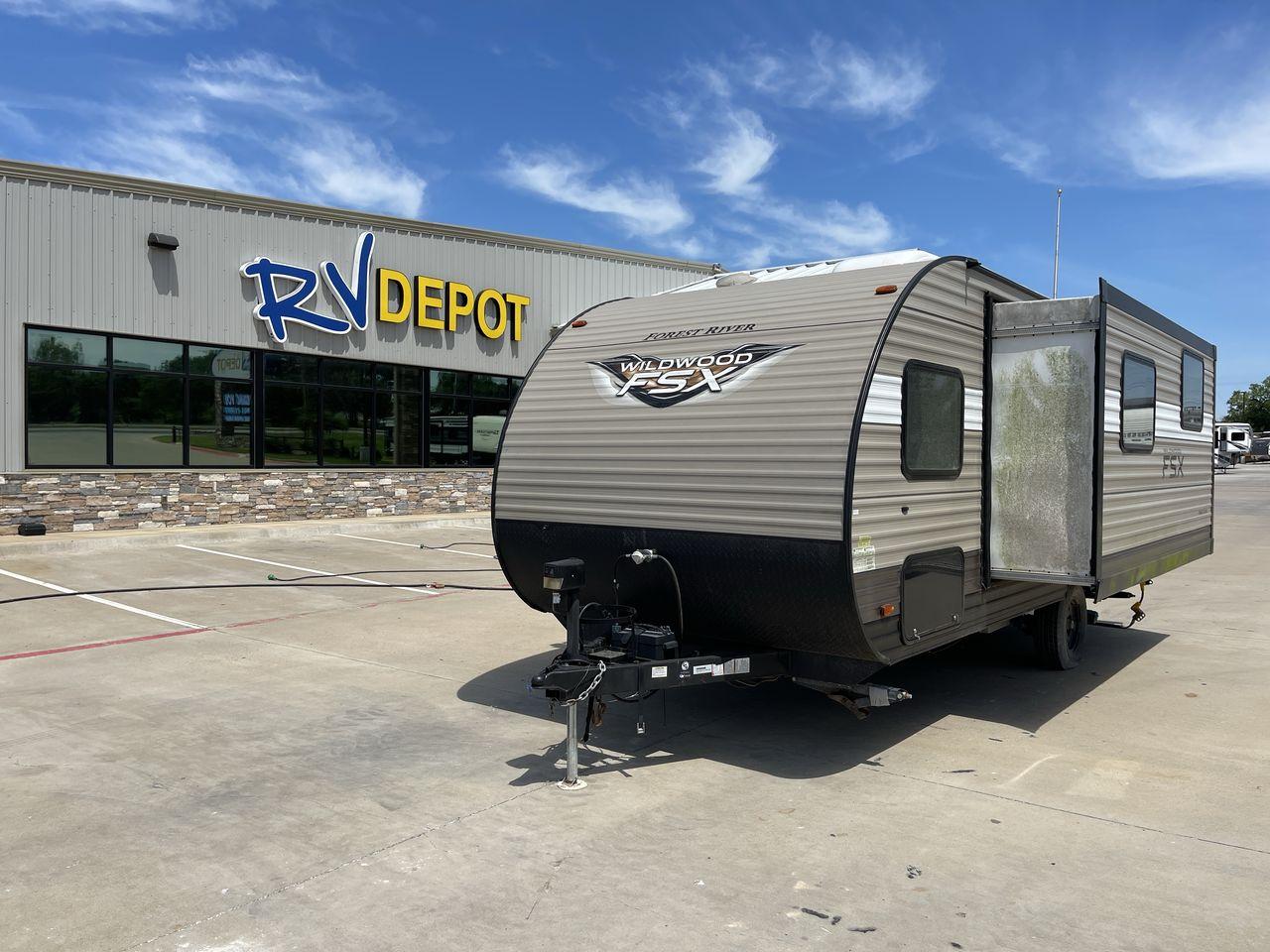 2018 WILDWOOD FSX 190SS (4X4TWDU1XJY) , Length: 22.58 ft. | Dry Weight: 3,474 lbs. | Slides: 1 transmission, located at 4319 N Main Street, Cleburne, TX, 76033, (817) 221-0660, 32.435829, -97.384178 - With the 2018 Wildwood FSX 190SS Travel Trailer, a model that flawlessly strikes the right mix between utility and convenience, set out on a small yet cozy journey. With a length of 22.58 feet, this travel trailer is crafted to offer a comfortable and pleasant journey on the road. With a robust wood - Photo #0