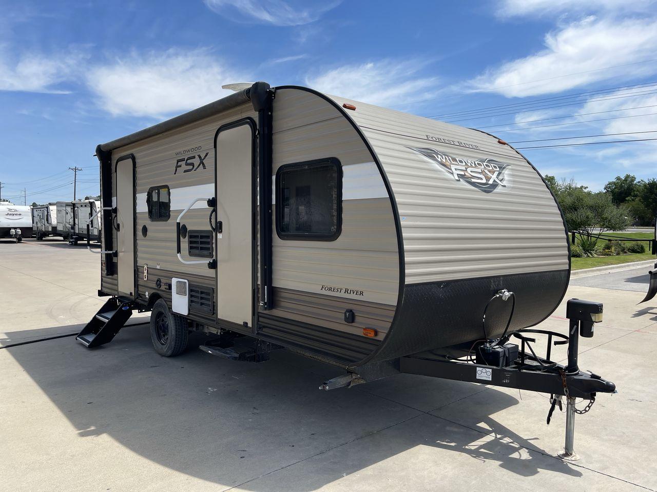 2018 WILDWOOD FSX 190SS (4X4TWDU1XJY) , Length: 22.58 ft. | Dry Weight: 3,474 lbs. | Slides: 1 transmission, located at 4319 N Main Street, Cleburne, TX, 76033, (817) 221-0660, 32.435829, -97.384178 - With the 2018 Wildwood FSX 190SS Travel Trailer, a model that flawlessly strikes the right mix between utility and convenience, set out on a small yet cozy journey. With a length of 22.58 feet, this travel trailer is crafted to offer a comfortable and pleasant journey on the road. With a robust wood - Photo #21