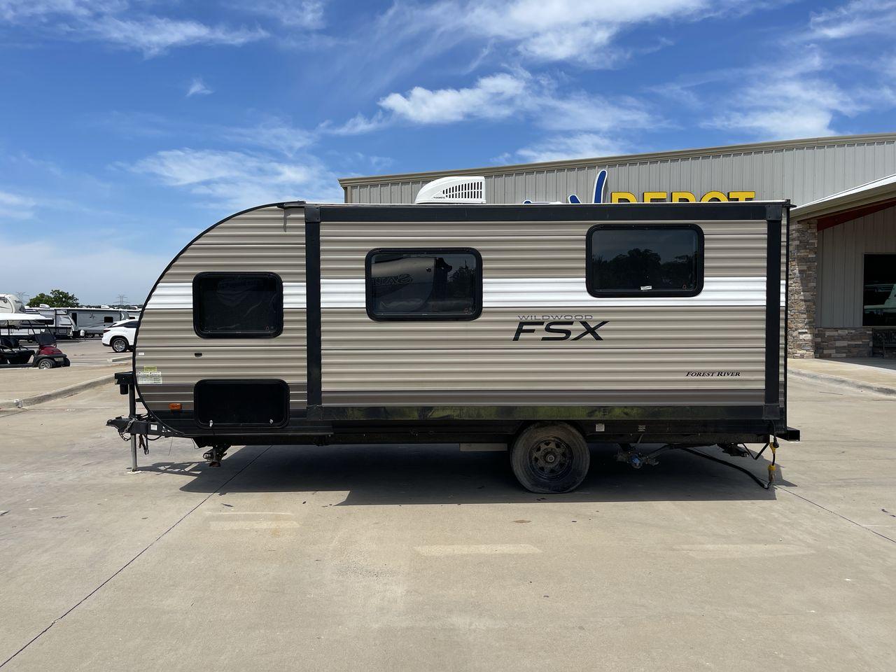 2018 WILDWOOD FSX 190SS (4X4TWDU1XJY) , Length: 22.58 ft. | Dry Weight: 3,474 lbs. | Slides: 1 transmission, located at 4319 N Main Street, Cleburne, TX, 76033, (817) 221-0660, 32.435829, -97.384178 - With the 2018 Wildwood FSX 190SS Travel Trailer, a model that flawlessly strikes the right mix between utility and convenience, set out on a small yet cozy journey. With a length of 22.58 feet, this travel trailer is crafted to offer a comfortable and pleasant journey on the road. With a robust wood - Photo #22
