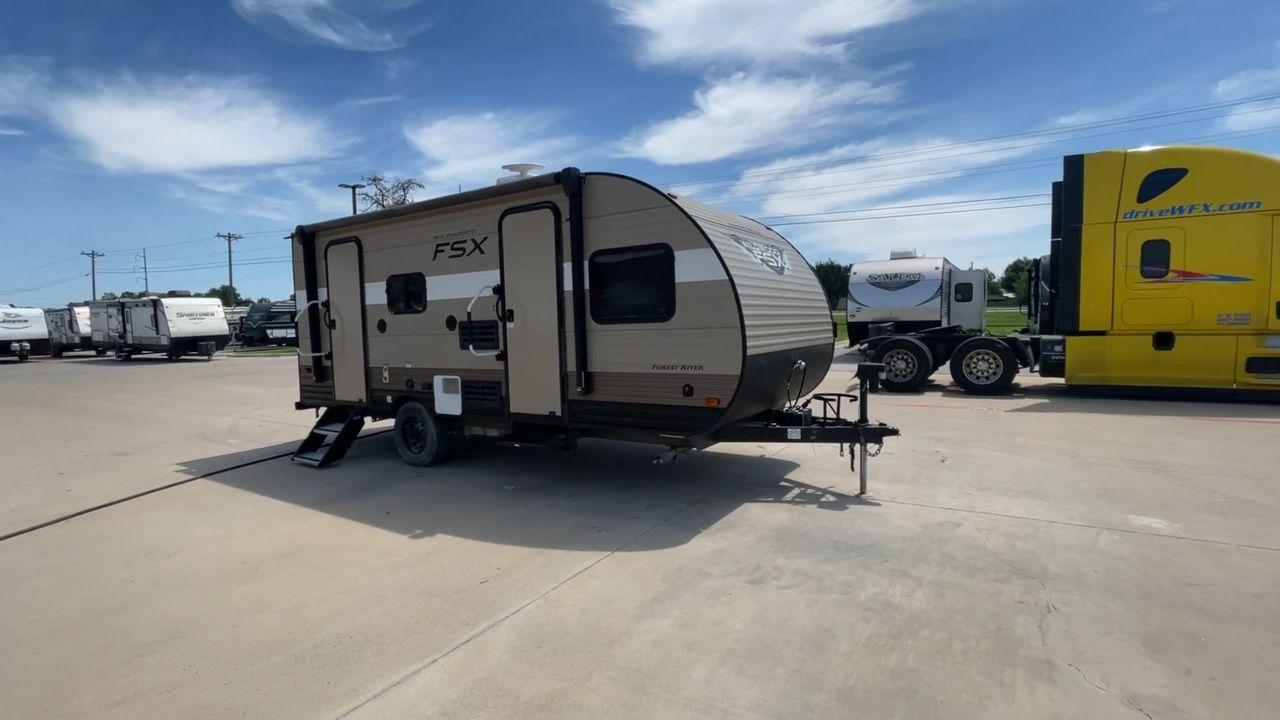 2018 WILDWOOD FSX 190SS (4X4TWDU1XJY) , Length: 22.58 ft. | Dry Weight: 3,474 lbs. | Slides: 1 transmission, located at 4319 N Main Street, Cleburne, TX, 76033, (817) 221-0660, 32.435829, -97.384178 - With the 2018 Wildwood FSX 190SS Travel Trailer, a model that flawlessly strikes the right mix between utility and convenience, set out on a small yet cozy journey. With a length of 22.58 feet, this travel trailer is crafted to offer a comfortable and pleasant journey on the road. With a robust wood - Photo #3