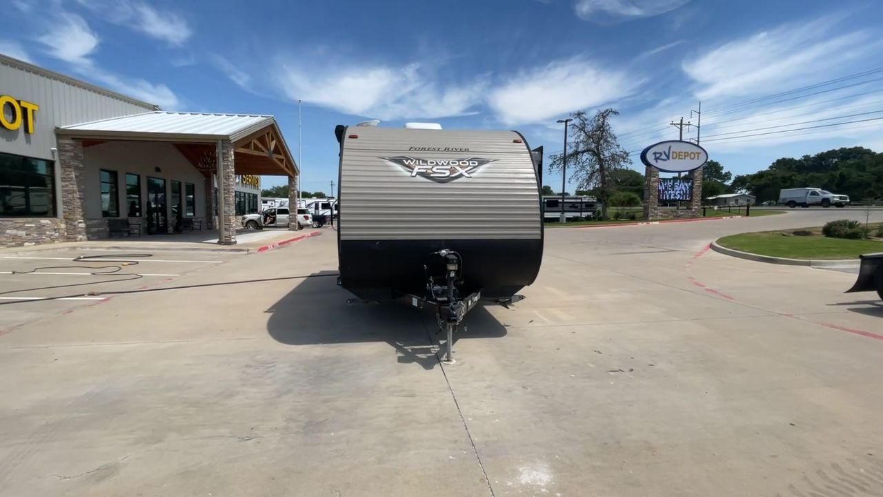2018 WILDWOOD FSX 190SS (4X4TWDU1XJY) , Length: 22.58 ft. | Dry Weight: 3,474 lbs. | Slides: 1 transmission, located at 4319 N Main Street, Cleburne, TX, 76033, (817) 221-0660, 32.435829, -97.384178 - With the 2018 Wildwood FSX 190SS Travel Trailer, a model that flawlessly strikes the right mix between utility and convenience, set out on a small yet cozy journey. With a length of 22.58 feet, this travel trailer is crafted to offer a comfortable and pleasant journey on the road. With a robust wood - Photo #4