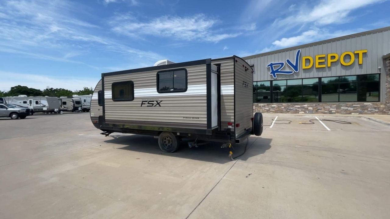 2018 WILDWOOD FSX 190SS (4X4TWDU1XJY) , Length: 22.58 ft. | Dry Weight: 3,474 lbs. | Slides: 1 transmission, located at 4319 N Main Street, Cleburne, TX, 76033, (817) 221-0660, 32.435829, -97.384178 - With the 2018 Wildwood FSX 190SS Travel Trailer, a model that flawlessly strikes the right mix between utility and convenience, set out on a small yet cozy journey. With a length of 22.58 feet, this travel trailer is crafted to offer a comfortable and pleasant journey on the road. With a robust wood - Photo #7