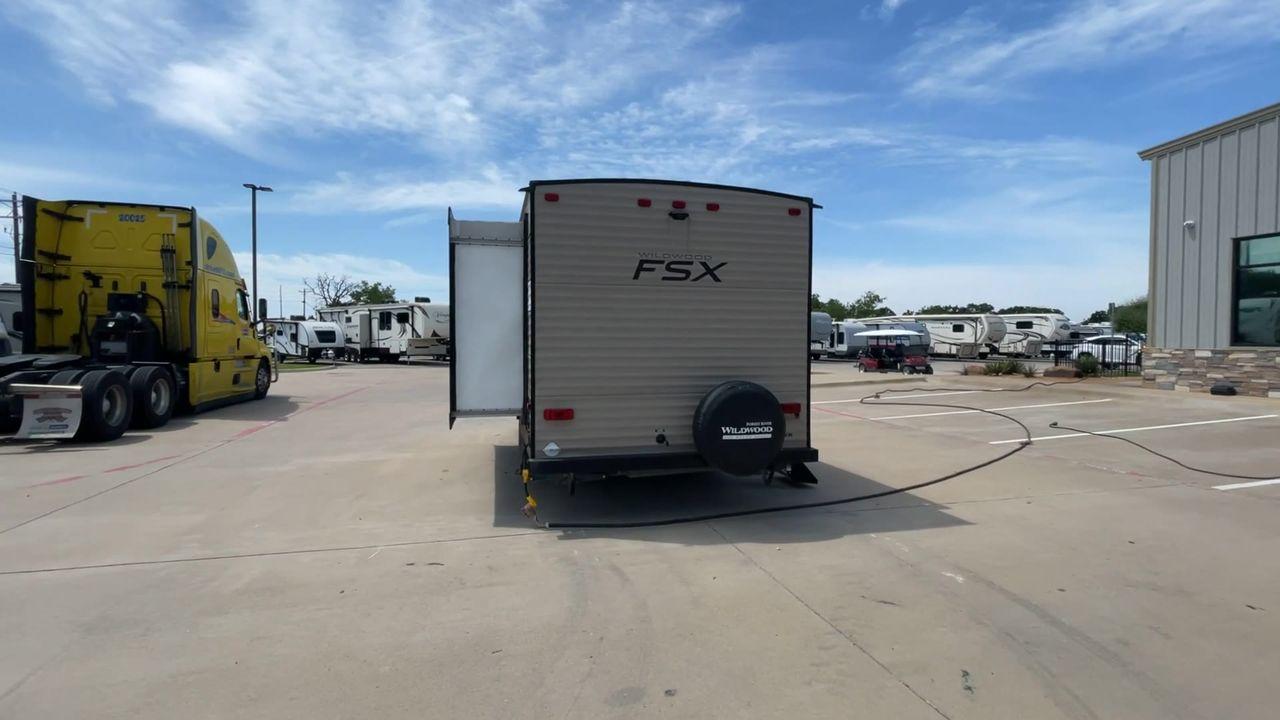 2018 WILDWOOD FSX 190SS (4X4TWDU1XJY) , Length: 22.58 ft. | Dry Weight: 3,474 lbs. | Slides: 1 transmission, located at 4319 N Main Street, Cleburne, TX, 76033, (817) 221-0660, 32.435829, -97.384178 - With the 2018 Wildwood FSX 190SS Travel Trailer, a model that flawlessly strikes the right mix between utility and convenience, set out on a small yet cozy journey. With a length of 22.58 feet, this travel trailer is crafted to offer a comfortable and pleasant journey on the road. With a robust wood - Photo #8