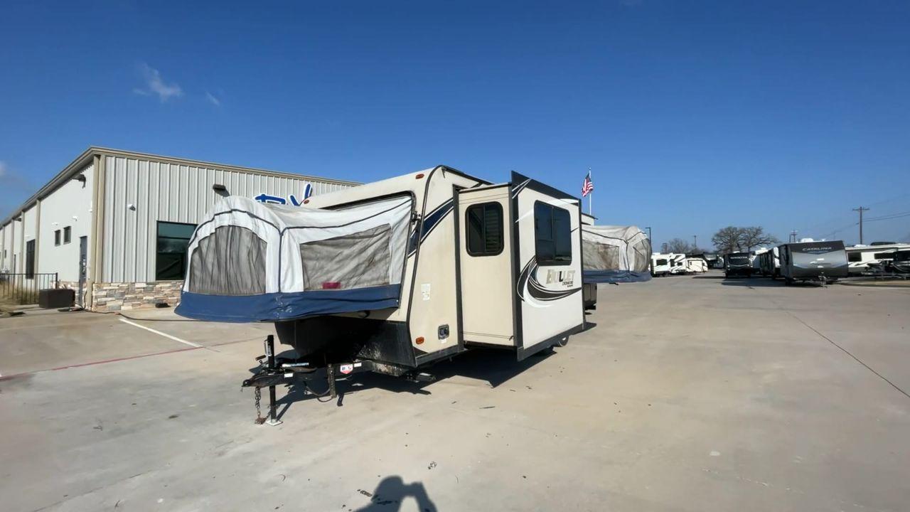 2018 BULLET CROSSFIRE 2190EX (4YDT21923JT) , Length: 25.08 ft. | Dry Weight: 4,410 lbs. | Gross Weight: 6,300 lbs. | Slides: 1 transmission, located at 4319 N Main Street, Cleburne, TX, 76033, (817) 221-0660, 32.435829, -97.384178 - Photo #5