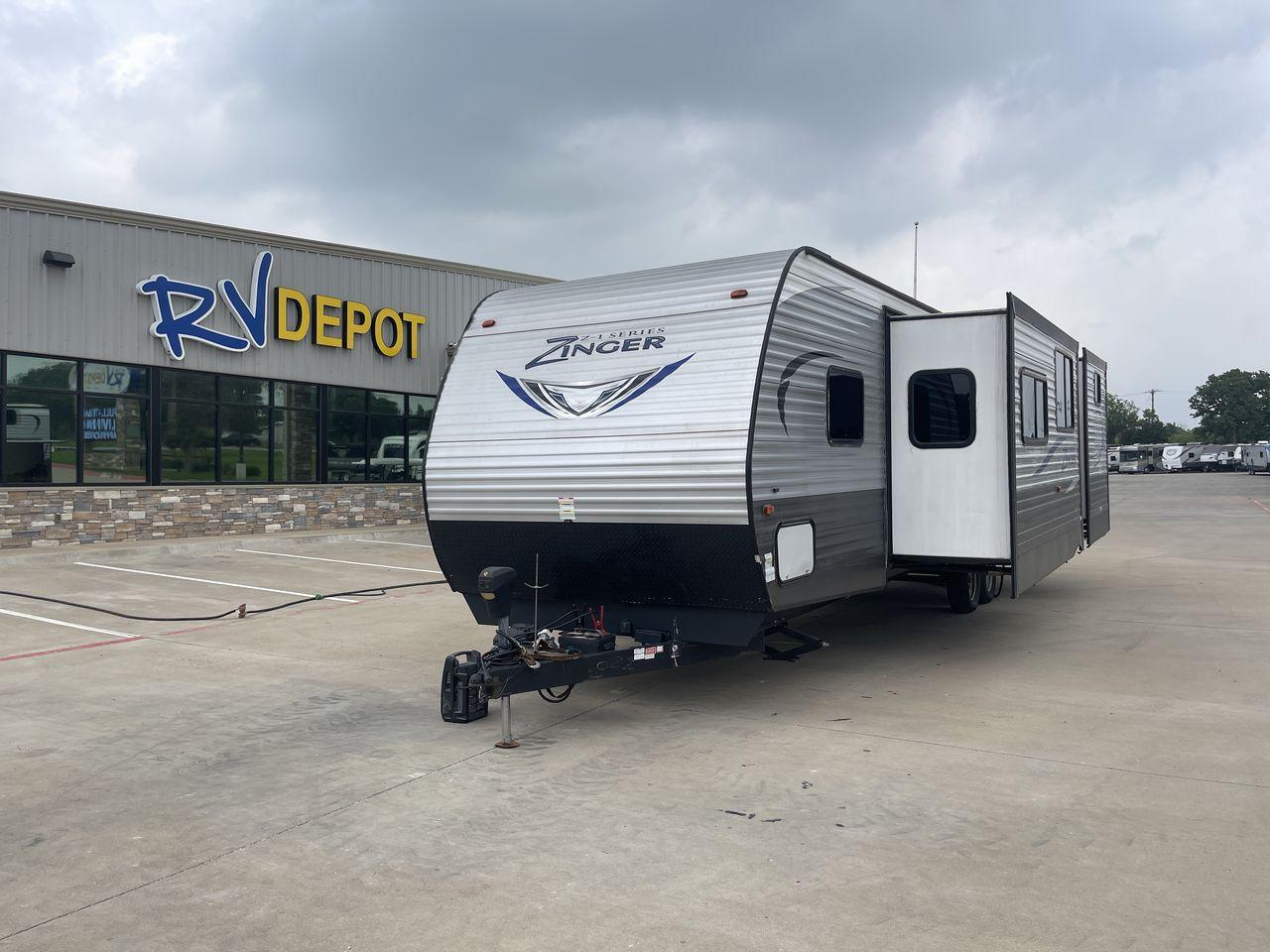 2018 CROSSROADS ZINGER 328SB - (4YDT32824JS) , Length: 36.5 ft. | Dry Weight: 7,734 lbs. | Gross Weight: 9,740 lbs. | Slides: 2 transmission, located at 4319 N Main Street, Cleburne, TX, 76033, (817) 221-0660, 32.435829, -97.384178 - Photo #0