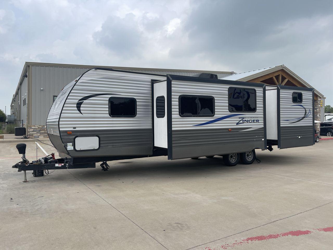 2018 CROSSROADS ZINGER 328SB - (4YDT32824JS) , Length: 36.5 ft. | Dry Weight: 7,734 lbs. | Gross Weight: 9,740 lbs. | Slides: 2 transmission, located at 4319 N Main Street, Cleburne, TX, 76033, (817) 221-0660, 32.435829, -97.384178 - Photo #23