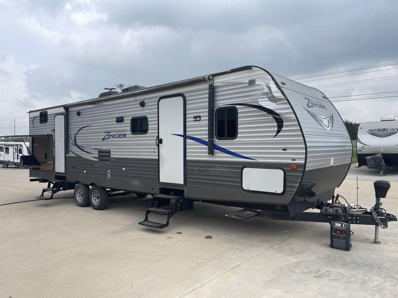 2018 CROSSROADS ZINGER 328SB - (4YDT32824JS) , Length: 36.5 ft. | Dry Weight: 7,734 lbs. | Gross Weight: 9,740 lbs. | Slides: 2 transmission, located at 4319 N Main Street, Cleburne, TX, 76033, (817) 221-0660, 32.435829, -97.384178 - Photo #24