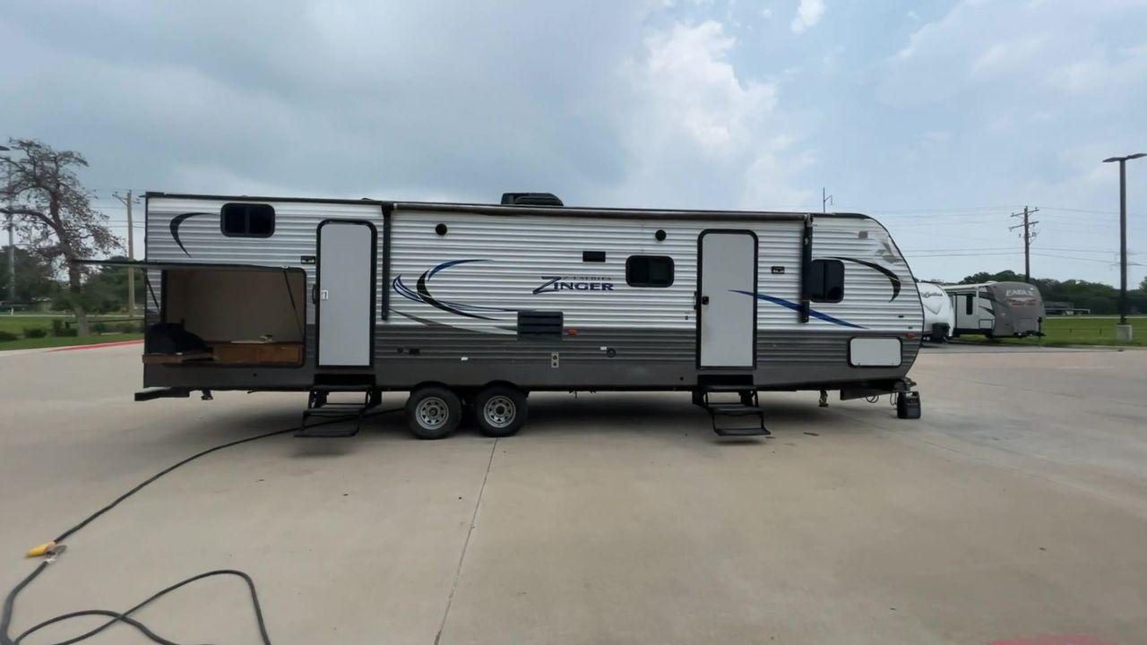 2018 CROSSROADS ZINGER 328SB - (4YDT32824JS) , Length: 36.5 ft. | Dry Weight: 7,734 lbs. | Gross Weight: 9,740 lbs. | Slides: 2 transmission, located at 4319 N Main Street, Cleburne, TX, 76033, (817) 221-0660, 32.435829, -97.384178 - Photo #2