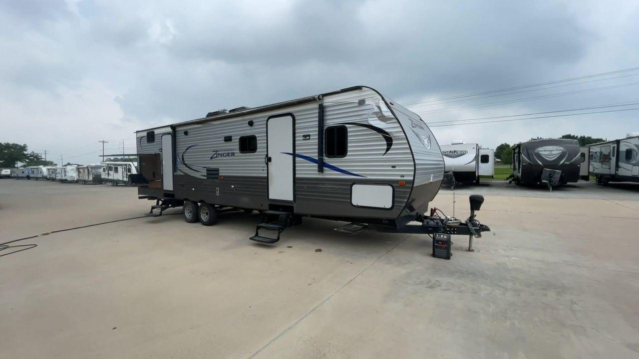 2018 CROSSROADS ZINGER 328SB - (4YDT32824JS) , Length: 36.5 ft. | Dry Weight: 7,734 lbs. | Gross Weight: 9,740 lbs. | Slides: 2 transmission, located at 4319 N Main Street, Cleburne, TX, 76033, (817) 221-0660, 32.435829, -97.384178 - Photo #3