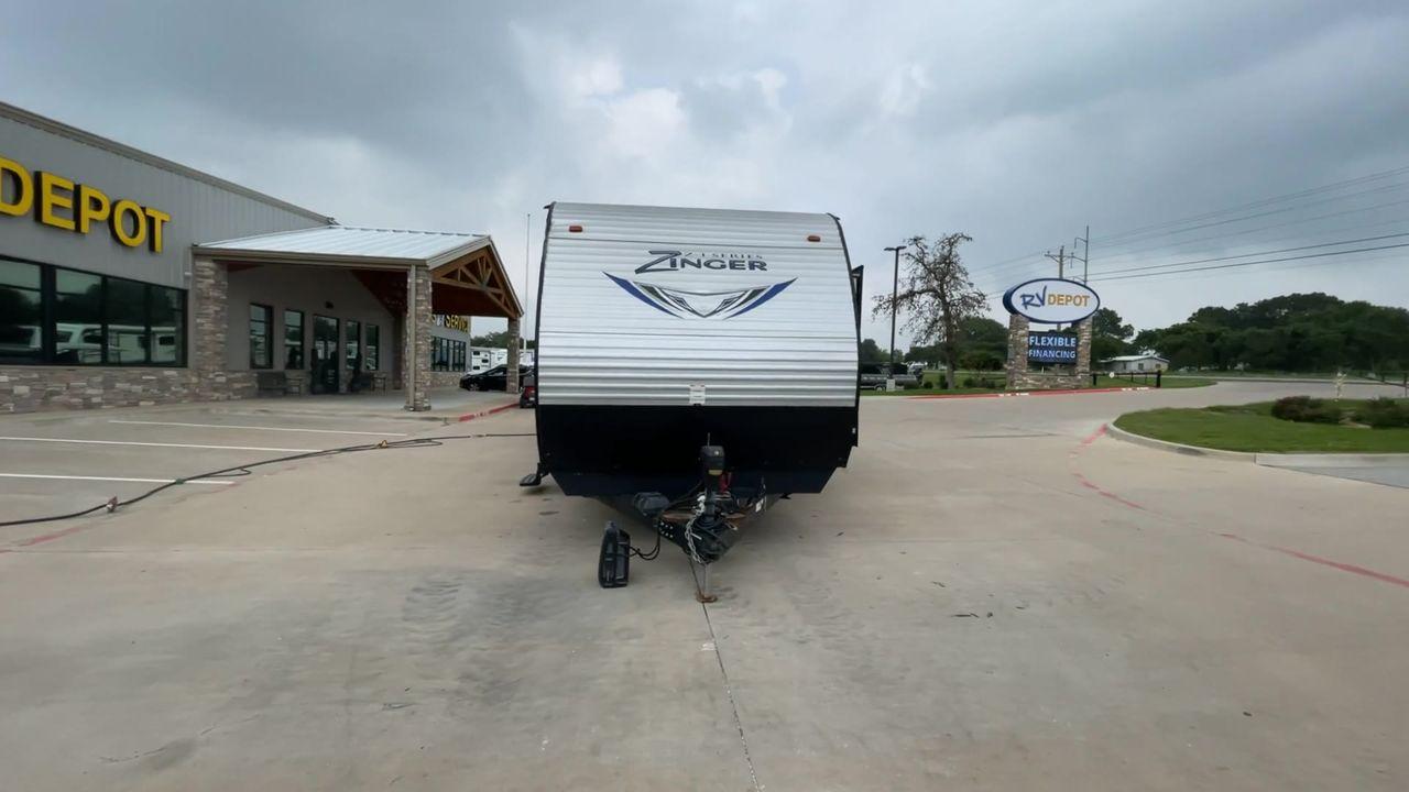 2018 CROSSROADS ZINGER 328SB - (4YDT32824JS) , Length: 36.5 ft. | Dry Weight: 7,734 lbs. | Gross Weight: 9,740 lbs. | Slides: 2 transmission, located at 4319 N Main Street, Cleburne, TX, 76033, (817) 221-0660, 32.435829, -97.384178 - Photo #4
