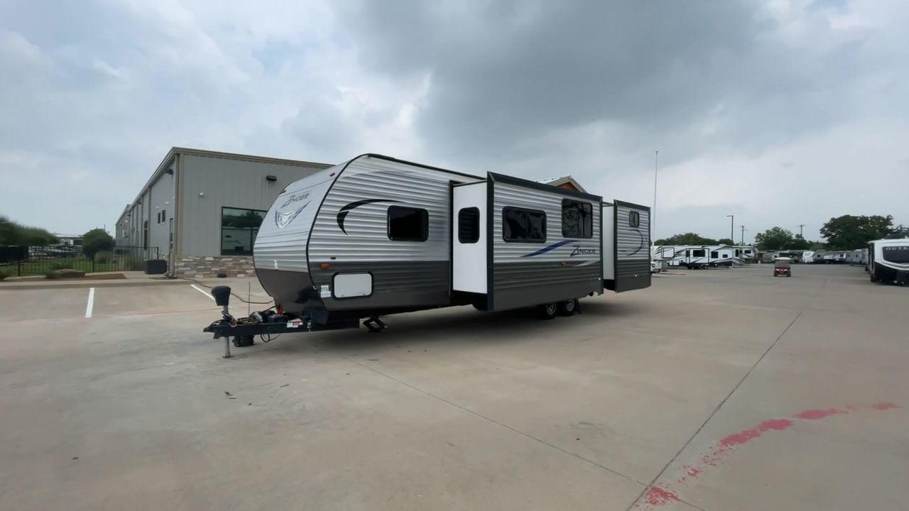 2018 CROSSROADS ZINGER 328SB - (4YDT32824JS) , Length: 36.5 ft. | Dry Weight: 7,734 lbs. | Gross Weight: 9,740 lbs. | Slides: 2 transmission, located at 4319 N Main Street, Cleburne, TX, 76033, (817) 221-0660, 32.435829, -97.384178 - Photo #5