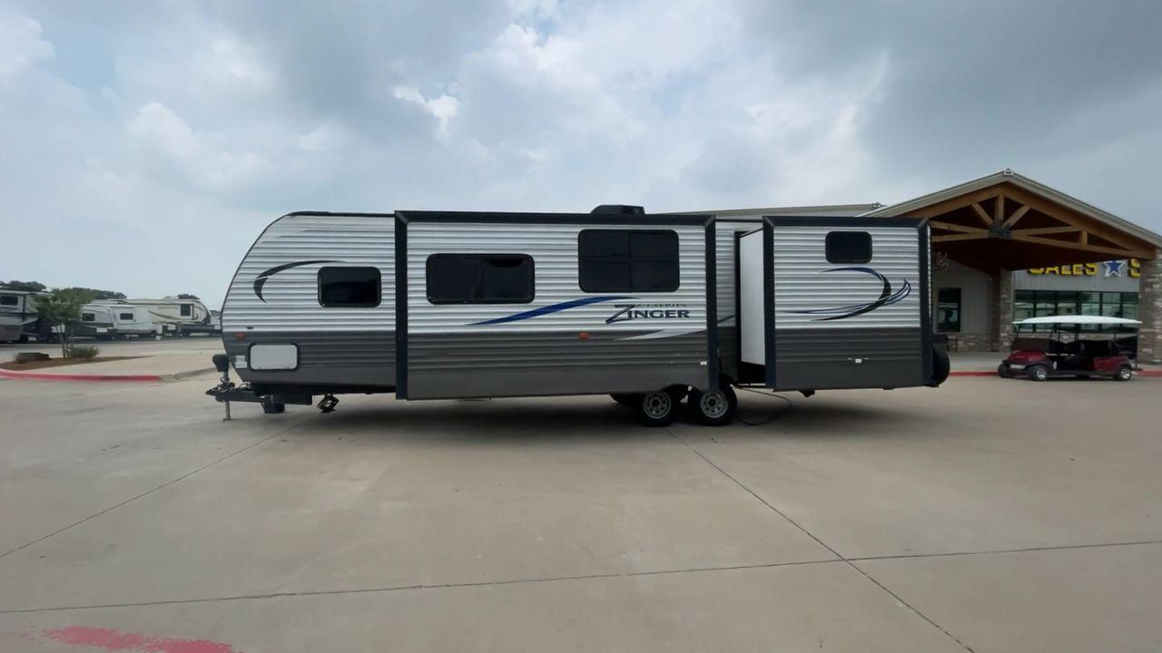 2018 CROSSROADS ZINGER 328SB - (4YDT32824JS) , Length: 36.5 ft. | Dry Weight: 7,734 lbs. | Gross Weight: 9,740 lbs. | Slides: 2 transmission, located at 4319 N Main Street, Cleburne, TX, 76033, (817) 221-0660, 32.435829, -97.384178 - Photo #6