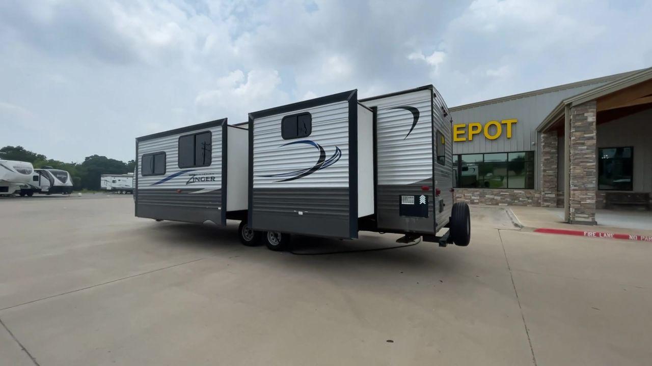 2018 CROSSROADS ZINGER 328SB - (4YDT32824JS) , Length: 36.5 ft. | Dry Weight: 7,734 lbs. | Gross Weight: 9,740 lbs. | Slides: 2 transmission, located at 4319 N Main Street, Cleburne, TX, 76033, (817) 221-0660, 32.435829, -97.384178 - Photo #7