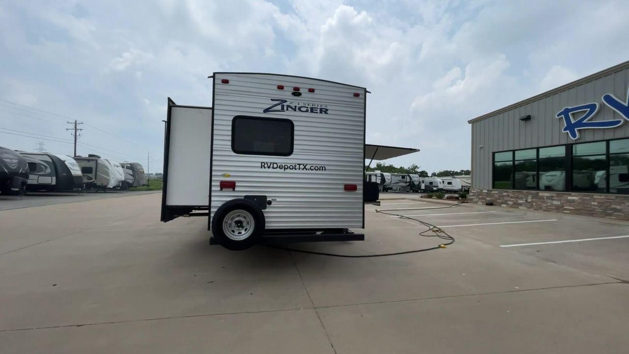 2018 CROSSROADS ZINGER 328SB - (4YDT32824JS) , Length: 36.5 ft. | Dry Weight: 7,734 lbs. | Gross Weight: 9,740 lbs. | Slides: 2 transmission, located at 4319 N Main Street, Cleburne, TX, 76033, (817) 221-0660, 32.435829, -97.384178 - Photo #8