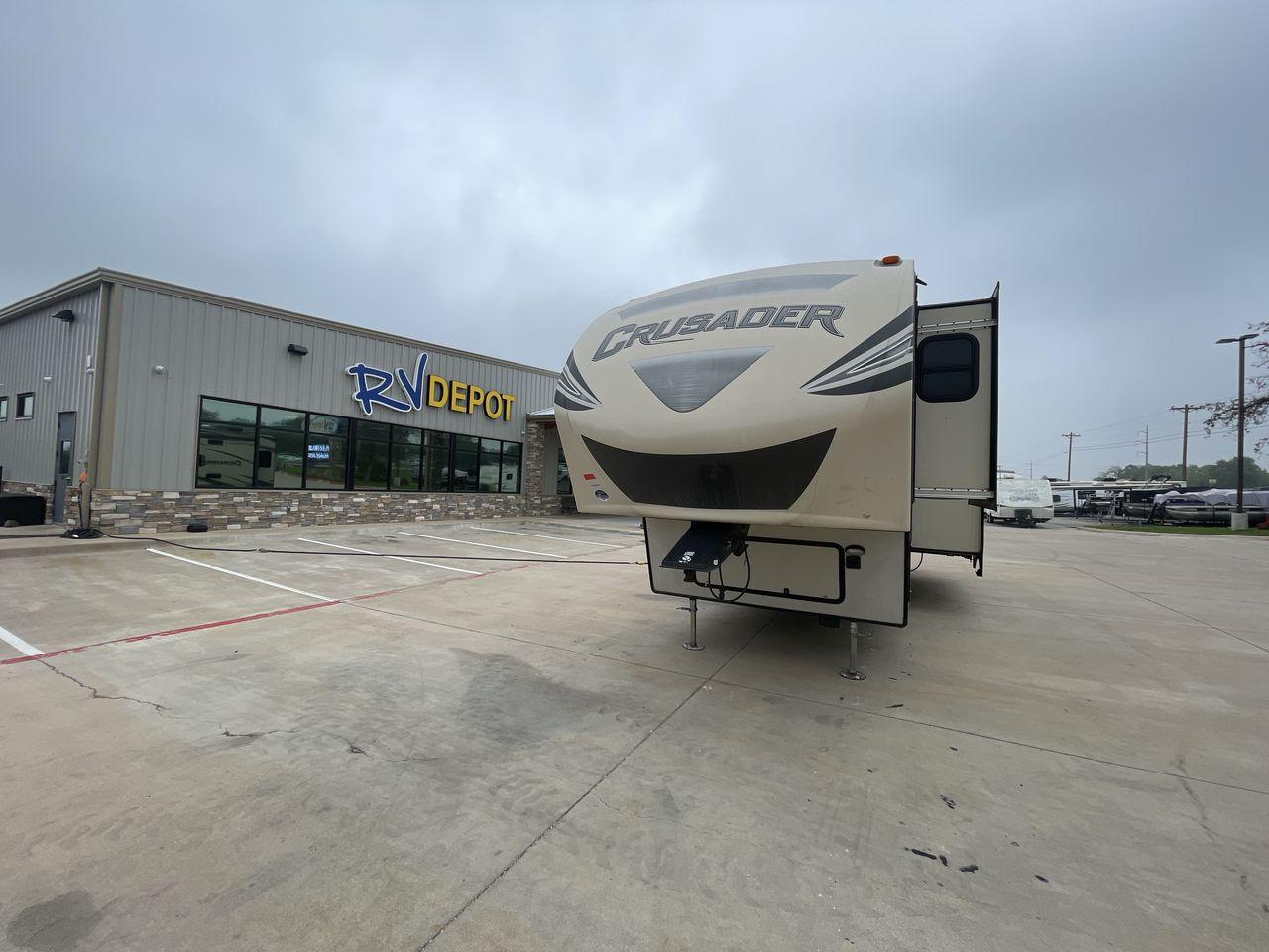 2016 TAN FOREST RIVER CRUSADER 315 (5ZT3CSXB8GG) , Length: 33.92 ft. | Dry Weight: 9,926 lbs. | Gross Weight: 12,353 lbs. | Slides: 3 transmission, located at 4319 N Main St, Cleburne, TX, 76033, (817) 678-5133, 32.385960, -97.391212 - This 2016 Forest River Crusader 315 fifth wheel has dimensions of 33.92 ft in length, 8 ft in width, and 12.5 ft in height. It has a dry weight of 9,926 lbs, a payload capacity of 2,427 lbs. The GVWR is 12,353 lbs, and the hitch weight is 1,953 lbs. This fifth wheel has an aluminum body material and - Photo #0