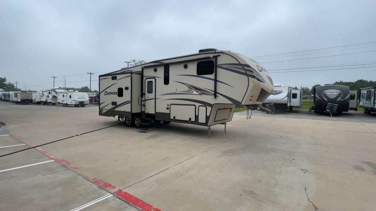 2016 TAN FOREST RIVER CRUSADER 315 (5ZT3CSXB8GG) , Length: 33.92 ft. | Dry Weight: 9,926 lbs. | Gross Weight: 12,353 lbs. | Slides: 3 transmission, located at 4319 N Main St, Cleburne, TX, 76033, (817) 678-5133, 32.385960, -97.391212 - This 2016 Forest River Crusader 315 fifth wheel has dimensions of 33.92 ft in length, 8 ft in width, and 12.5 ft in height. It has a dry weight of 9,926 lbs, a payload capacity of 2,427 lbs. The GVWR is 12,353 lbs, and the hitch weight is 1,953 lbs. This fifth wheel has an aluminum body material and - Photo #3