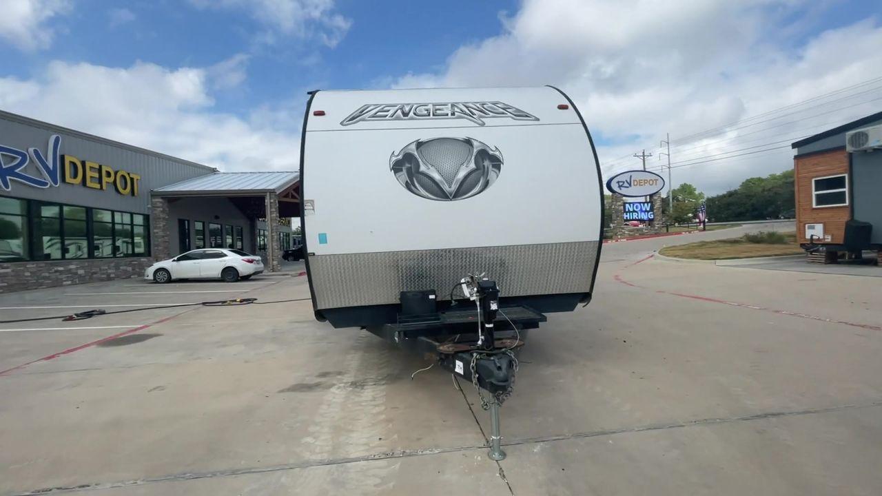 2014 WHITE FOREST RIVER VENGEANCE 25V - (4X4TVGA25EX) , Length: 30.5 ft. | Dry Weight: 6,366 lbs. | Gross Weight: 9,985 lbs. | Slides: 0 transmission, located at 4319 N Main St, Cleburne, TX, 76033, (817) 678-5133, 32.385960, -97.391212 - Photo #4