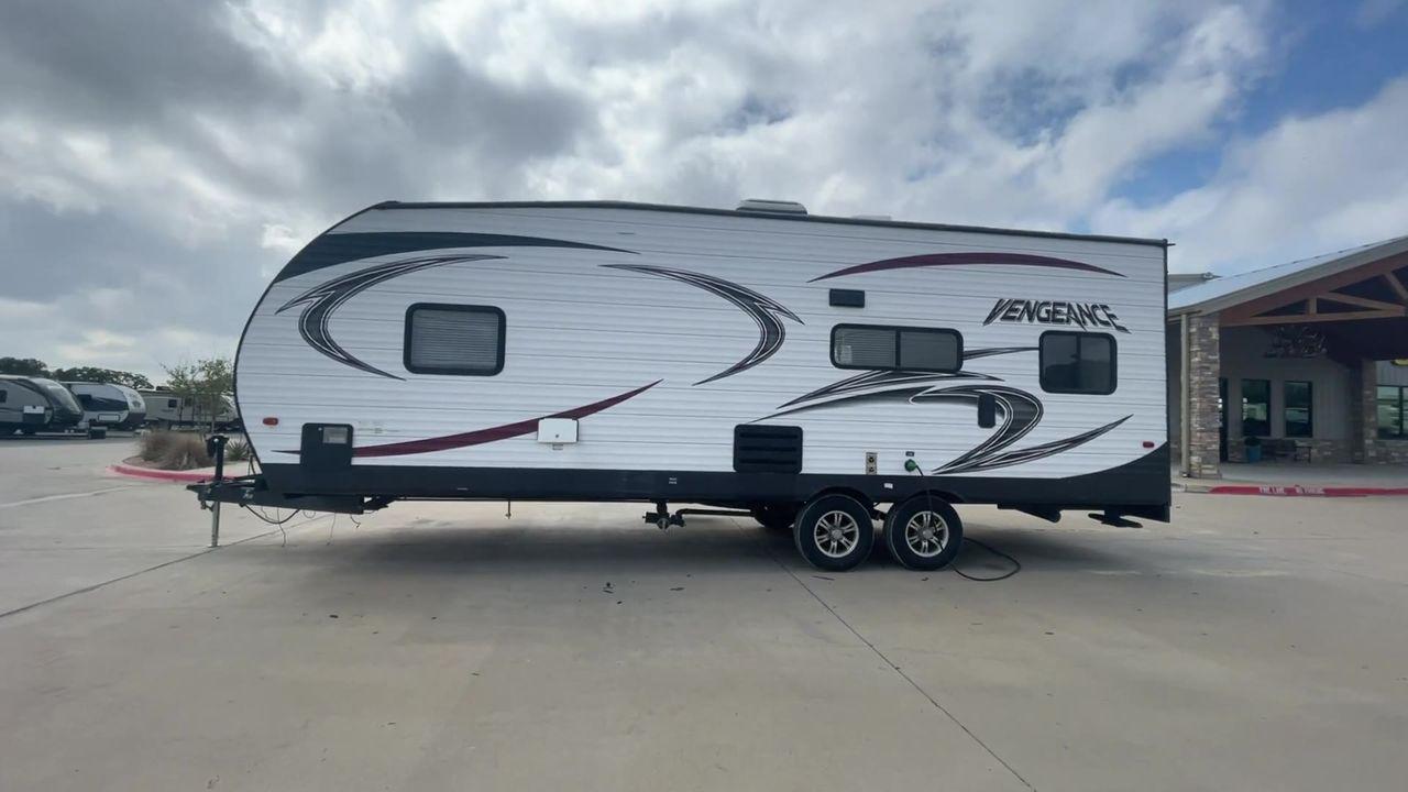 2014 WHITE FOREST RIVER VENGEANCE 25V - (4X4TVGA25EX) , Length: 30.5 ft. | Dry Weight: 6,366 lbs. | Gross Weight: 9,985 lbs. | Slides: 0 transmission, located at 4319 N Main Street, Cleburne, TX, 76033, (817) 221-0660, 32.435829, -97.384178 - Photo #6