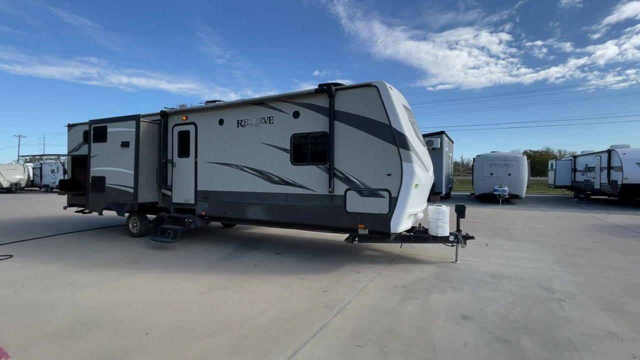 2017 WHITE VOLANTE RTZ33BH (4V0TC3327HB) , Length: 36.58 ft. | Dry Weight: 8,864 lbs. | Gross Weight: 10,250 lbs. | Slides: 3 transmission, located at 4319 N Main St, Cleburne, TX, 76033, (817) 678-5133, 32.385960, -97.391212 - Photo #3