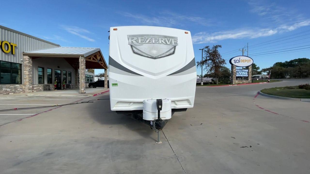 2017 WHITE VOLANTE RTZ33BH (4V0TC3327HB) , Length: 36.58 ft. | Dry Weight: 8,864 lbs. | Gross Weight: 10,250 lbs. | Slides: 3 transmission, located at 4319 N Main St, Cleburne, TX, 76033, (817) 678-5133, 32.385960, -97.391212 - Photo #4