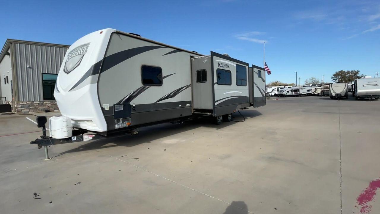2017 WHITE VOLANTE RTZ33BH (4V0TC3327HB) , Length: 36.58 ft. | Dry Weight: 8,864 lbs. | Gross Weight: 10,250 lbs. | Slides: 3 transmission, located at 4319 N Main St, Cleburne, TX, 76033, (817) 678-5133, 32.385960, -97.391212 - Photo #5