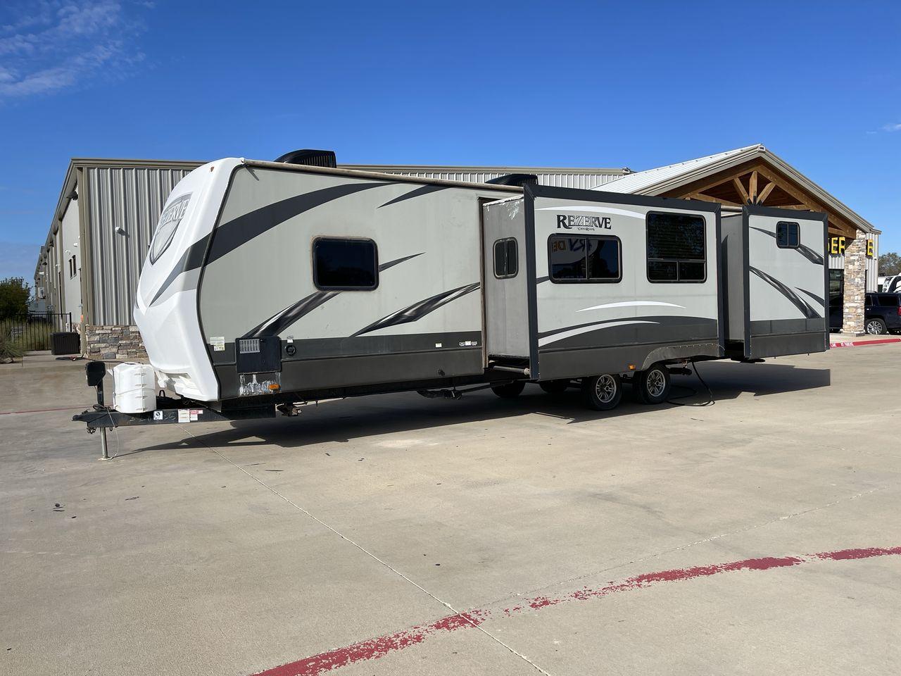 2017 WHITE VOLANTE RTZ33BH (4V0TC3327HB) , Length: 36.58 ft. | Dry Weight: 8,864 lbs. | Gross Weight: 10,250 lbs. | Slides: 3 transmission, located at 4319 N Main St, Cleburne, TX, 76033, (817) 678-5133, 32.385960, -97.391212 - Photo #22