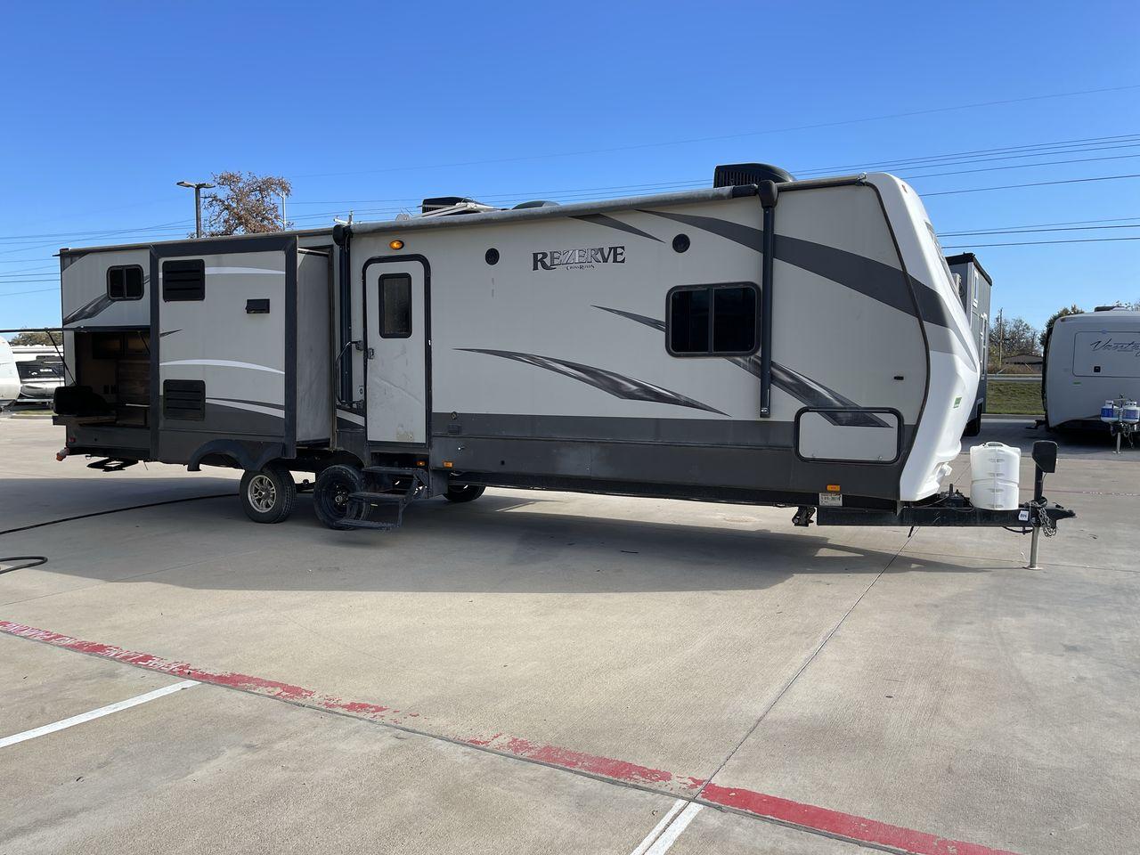 2017 WHITE VOLANTE RTZ33BH (4V0TC3327HB) , Length: 36.58 ft. | Dry Weight: 8,864 lbs. | Gross Weight: 10,250 lbs. | Slides: 3 transmission, located at 4319 N Main St, Cleburne, TX, 76033, (817) 678-5133, 32.385960, -97.391212 - The 2017 VOLANTE RTZ33BH offers a spacious interior with a layout that is perfect for families or large groups. Its length of 33 feet offers ample room for your adventures. Inside, you'll find a comfortable sleeping space with a bunkhouse layout, making it suitable for family trips. The bunkhouse la - Photo #23