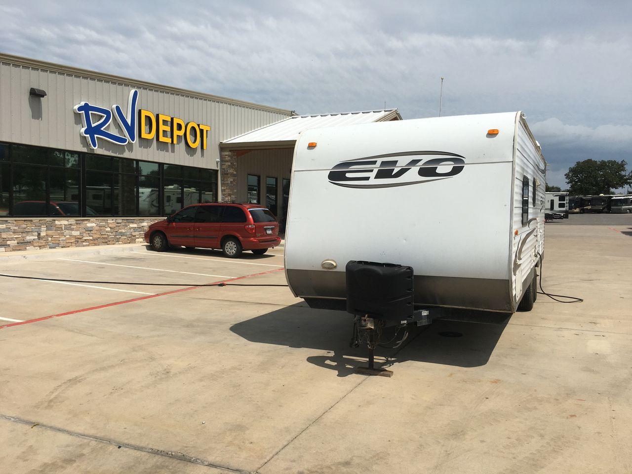 2013 WHITE FOREST RIVER EVO T1860 - (4X4TSJY20DC) , Length: 22.58 ft. | Slides: 0 transmission, located at 4319 N Main Street, Cleburne, TX, 76033, (817) 221-0660, 32.435829, -97.384178 - The 2013 Forest River Evo T1860 Travel Trailer allows you to enjoy the beauty of nature. This 22.58-foot-long trailer is both compact and adaptable, providing a snug haven for your camping activities. While it lacks slides, it compensates with smart design elements and considerate amenities. Step in - Photo #0