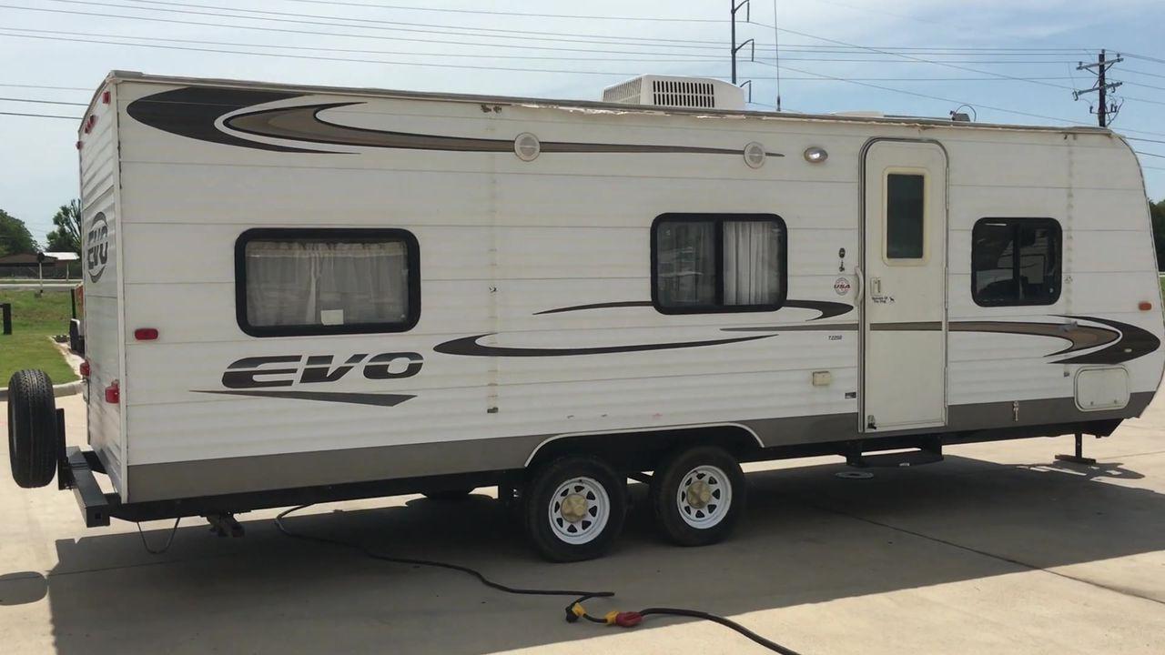 2013 WHITE FOREST RIVER EVO T1860 - (4X4TSJY20DC) , Length: 22.58 ft. | Slides: 0 transmission, located at 4319 N Main Street, Cleburne, TX, 76033, (817) 221-0660, 32.435829, -97.384178 - The 2013 Forest River Evo T1860 Travel Trailer allows you to enjoy the beauty of nature. This 22.58-foot-long trailer is both compact and adaptable, providing a snug haven for your camping activities. While it lacks slides, it compensates with smart design elements and considerate amenities. Step in - Photo #1