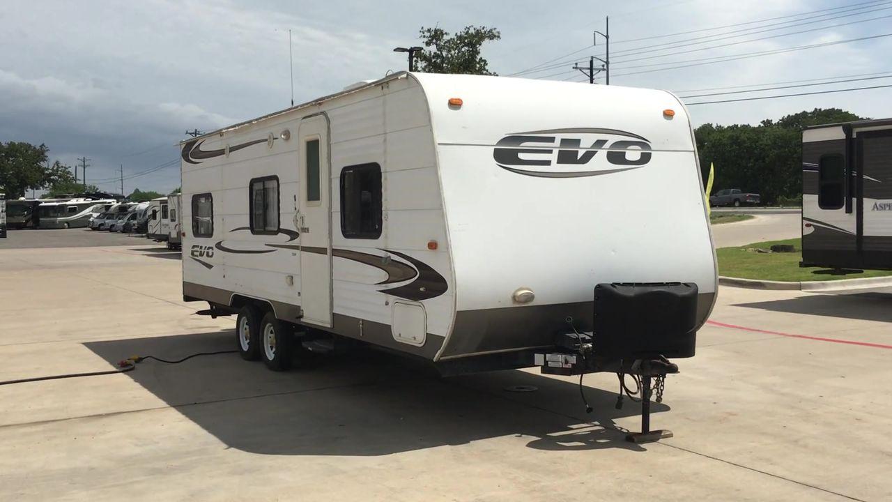 2013 WHITE FOREST RIVER EVO T1860 - (4X4TSJY20DC) , Length: 22.58 ft. | Slides: 0 transmission, located at 4319 N Main Street, Cleburne, TX, 76033, (817) 221-0660, 32.435829, -97.384178 - The 2013 Forest River Evo T1860 Travel Trailer allows you to enjoy the beauty of nature. This 22.58-foot-long trailer is both compact and adaptable, providing a snug haven for your camping activities. While it lacks slides, it compensates with smart design elements and considerate amenities. Step in - Photo #3