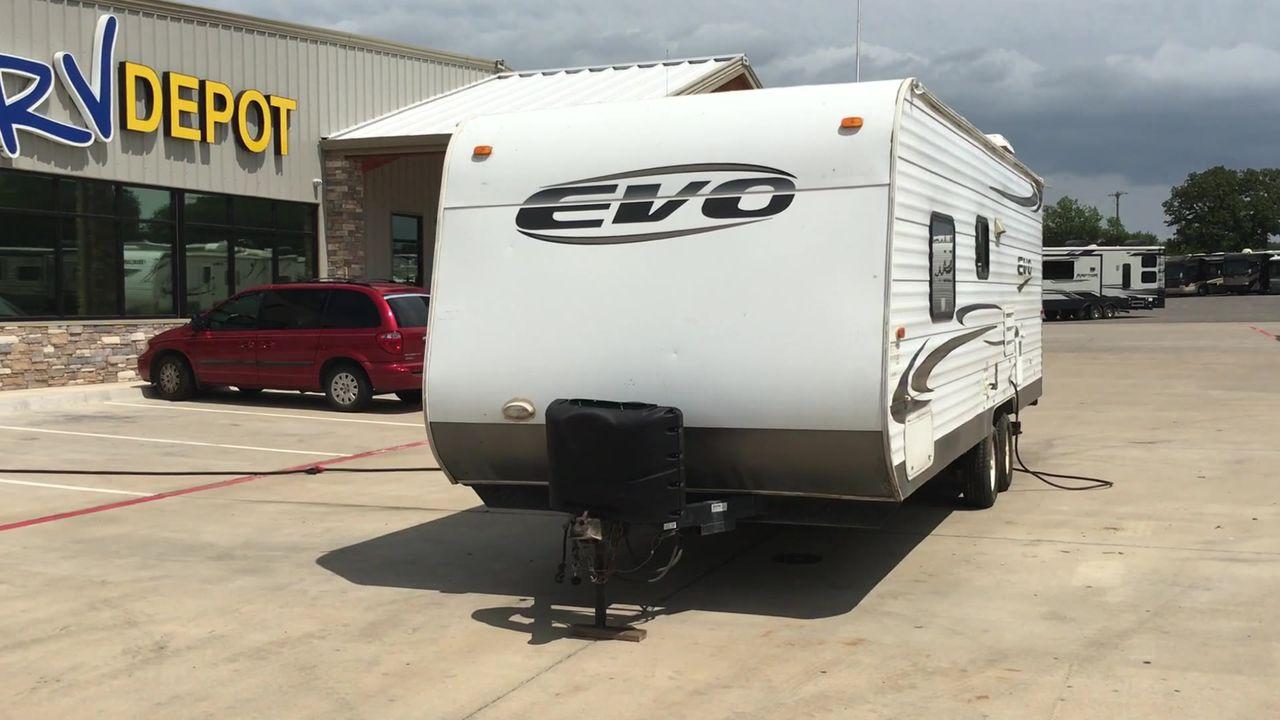 2013 WHITE FOREST RIVER EVO T1860 - (4X4TSJY20DC) , Length: 22.58 ft. | Slides: 0 transmission, located at 4319 N Main Street, Cleburne, TX, 76033, (817) 221-0660, 32.435829, -97.384178 - The 2013 Forest River Evo T1860 Travel Trailer allows you to enjoy the beauty of nature. This 22.58-foot-long trailer is both compact and adaptable, providing a snug haven for your camping activities. While it lacks slides, it compensates with smart design elements and considerate amenities. Step in - Photo #4
