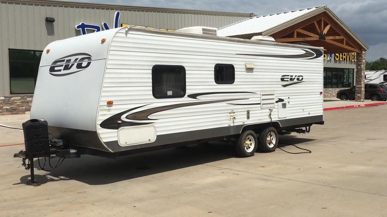 2013 WHITE FOREST RIVER EVO T1860 - (4X4TSJY20DC) , Length: 22.58 ft. | Slides: 0 transmission, located at 4319 N Main Street, Cleburne, TX, 76033, (817) 221-0660, 32.435829, -97.384178 - The 2013 Forest River Evo T1860 Travel Trailer allows you to enjoy the beauty of nature. This 22.58-foot-long trailer is both compact and adaptable, providing a snug haven for your camping activities. While it lacks slides, it compensates with smart design elements and considerate amenities. Step in - Photo #5