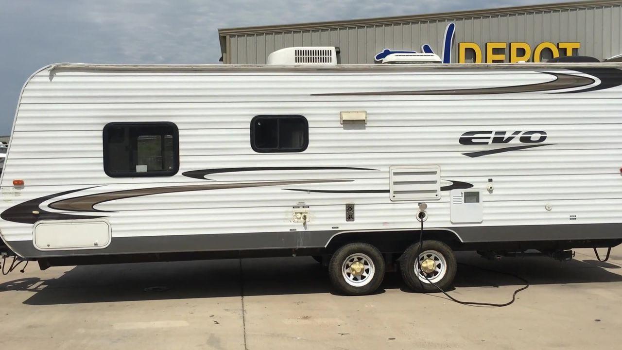 2013 WHITE FOREST RIVER EVO T1860 - (4X4TSJY20DC) , Length: 22.58 ft. | Slides: 0 transmission, located at 4319 N Main Street, Cleburne, TX, 76033, (817) 221-0660, 32.435829, -97.384178 - The 2013 Forest River Evo T1860 Travel Trailer allows you to enjoy the beauty of nature. This 22.58-foot-long trailer is both compact and adaptable, providing a snug haven for your camping activities. While it lacks slides, it compensates with smart design elements and considerate amenities. Step in - Photo #6