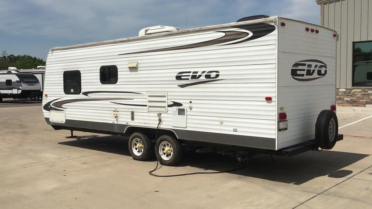 2013 WHITE FOREST RIVER EVO T1860 - (4X4TSJY20DC) , Length: 22.58 ft. | Slides: 0 transmission, located at 4319 N Main Street, Cleburne, TX, 76033, (817) 221-0660, 32.435829, -97.384178 - The 2013 Forest River Evo T1860 Travel Trailer allows you to enjoy the beauty of nature. This 22.58-foot-long trailer is both compact and adaptable, providing a snug haven for your camping activities. While it lacks slides, it compensates with smart design elements and considerate amenities. Step in - Photo #7