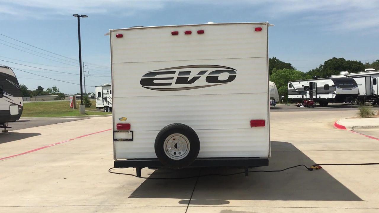 2013 WHITE FOREST RIVER EVO T1860 - (4X4TSJY20DC) , Length: 22.58 ft. | Slides: 0 transmission, located at 4319 N Main Street, Cleburne, TX, 76033, (817) 221-0660, 32.435829, -97.384178 - The 2013 Forest River Evo T1860 Travel Trailer allows you to enjoy the beauty of nature. This 22.58-foot-long trailer is both compact and adaptable, providing a snug haven for your camping activities. While it lacks slides, it compensates with smart design elements and considerate amenities. Step in - Photo #8
