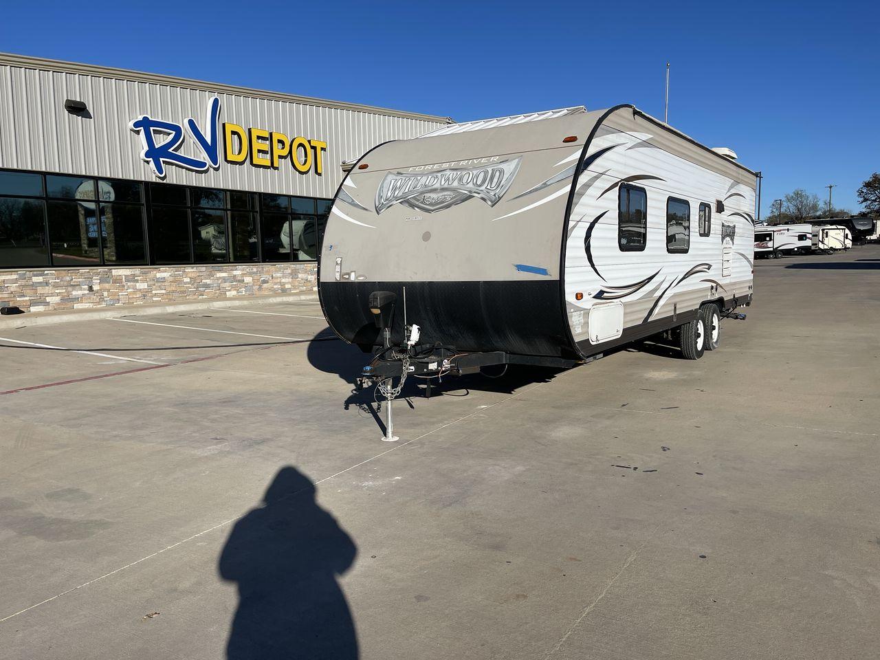 2016 WHITE WILDWOOD X-LITE 261BHXL - (4X4TWDB2XG7) , Length: 29.08 ft. | Dry Weight: 4,314 lbs. | Slides: 0 transmission, located at 4319 N Main St, Cleburne, TX, 76033, (817) 678-5133, 32.385960, -97.391212 - Photo #0