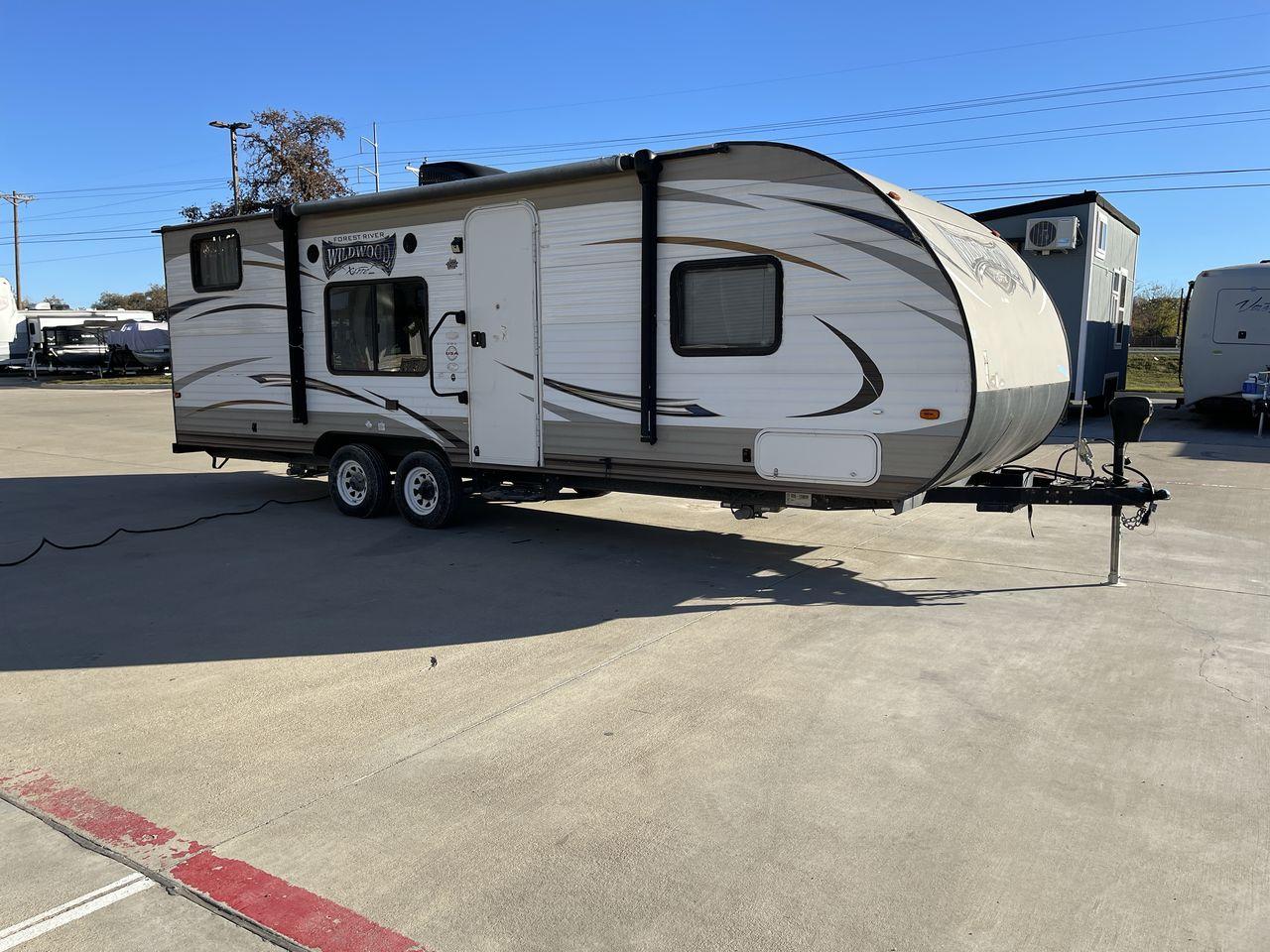 2016 WHITE WILDWOOD X-LITE 261BHXL - (4X4TWDB2XG7) , Length: 29.08 ft. | Dry Weight: 4,314 lbs. | Slides: 0 transmission, located at 4319 N Main Street, Cleburne, TX, 76033, (817) 221-0660, 32.435829, -97.384178 - Experience the perfect blend of comfort and convenience with the 2016 Wildwood X-Lite 261BHXL for your outdoor adventures. This travel trailer offers a great balance between spaciousness and maneuverability, making it an ideal choice for those seeking a comfortable and easy-to-handle option. Even wi - Photo #22