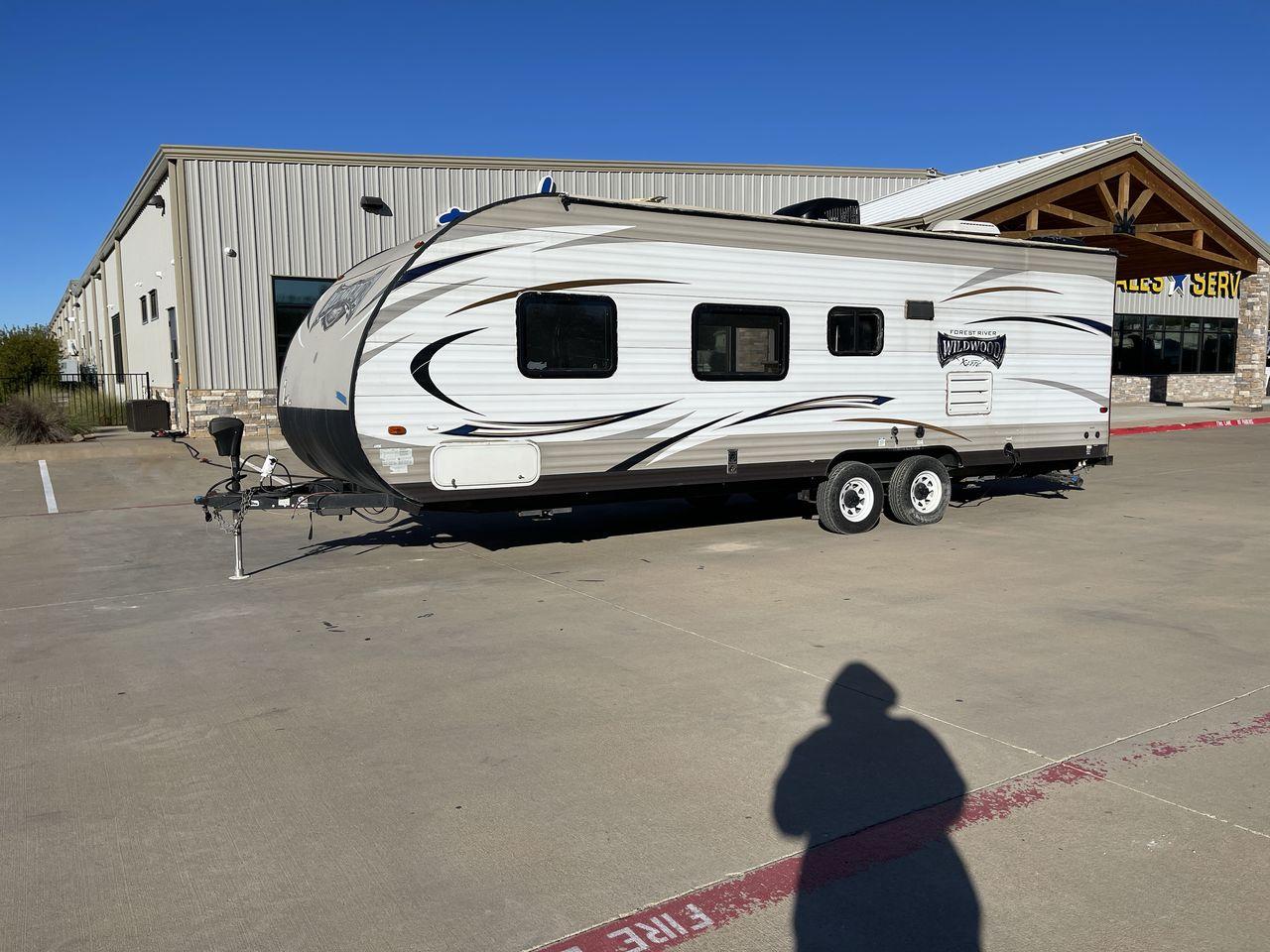 2016 WHITE WILDWOOD X-LITE 261BHXL - (4X4TWDB2XG7) , Length: 29.08 ft. | Dry Weight: 4,314 lbs. | Slides: 0 transmission, located at 4319 N Main St, Cleburne, TX, 76033, (817) 678-5133, 32.385960, -97.391212 - Photo #23