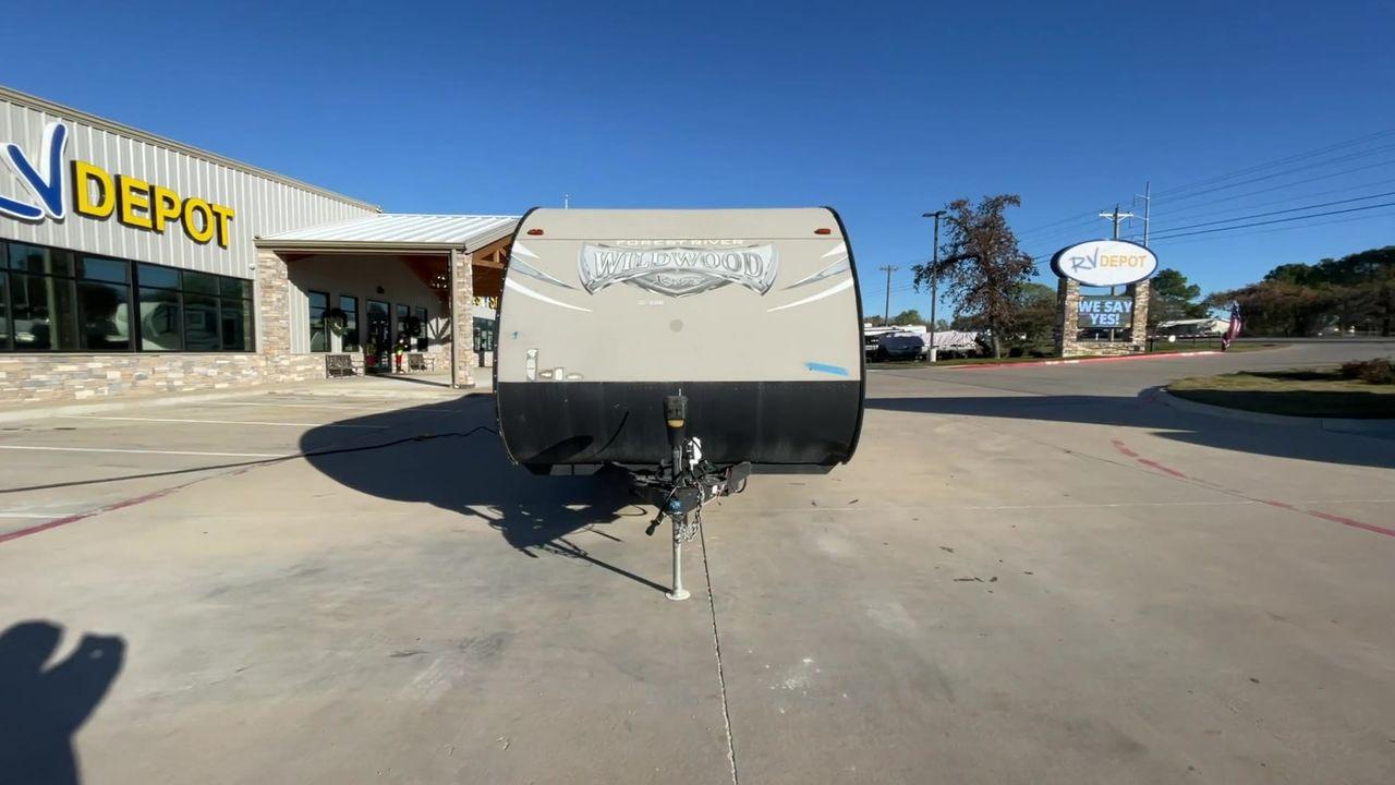 2016 WHITE WILDWOOD X-LITE 261BHXL - (4X4TWDB2XG7) , Length: 29.08 ft. | Dry Weight: 4,314 lbs. | Slides: 0 transmission, located at 4319 N Main St, Cleburne, TX, 76033, (817) 678-5133, 32.385960, -97.391212 - Photo #4