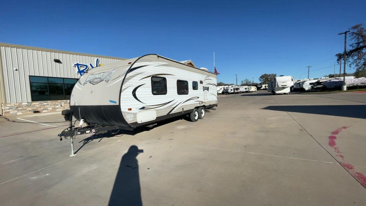 2016 WHITE WILDWOOD X-LITE 261BHXL - (4X4TWDB2XG7) , Length: 29.08 ft. | Dry Weight: 4,314 lbs. | Slides: 0 transmission, located at 4319 N Main St, Cleburne, TX, 76033, (817) 678-5133, 32.385960, -97.391212 - Photo #5