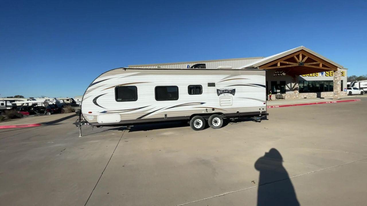 2016 WHITE WILDWOOD X-LITE 261BHXL - (4X4TWDB2XG7) , Length: 29.08 ft. | Dry Weight: 4,314 lbs. | Slides: 0 transmission, located at 4319 N Main St, Cleburne, TX, 76033, (817) 678-5133, 32.385960, -97.391212 - Photo #6